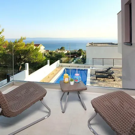 Navis Heated Pool Vila *