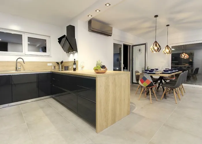 Navis Heated Pool Makarska