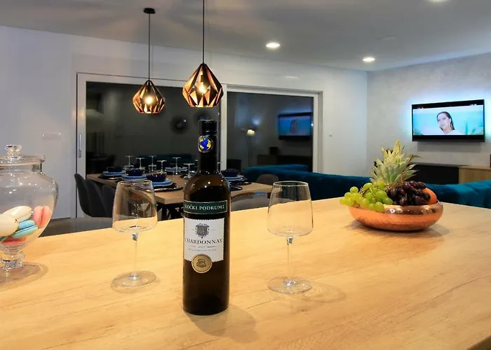 Navis Heated Pool Vila